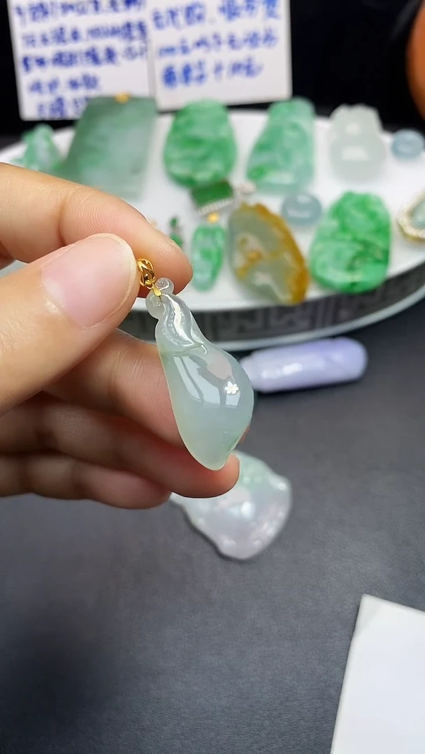 颈饰18K金镶嵌翡翠吊坠