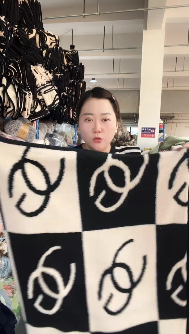 混纺主播手上展示的产品  0.8*2.0米