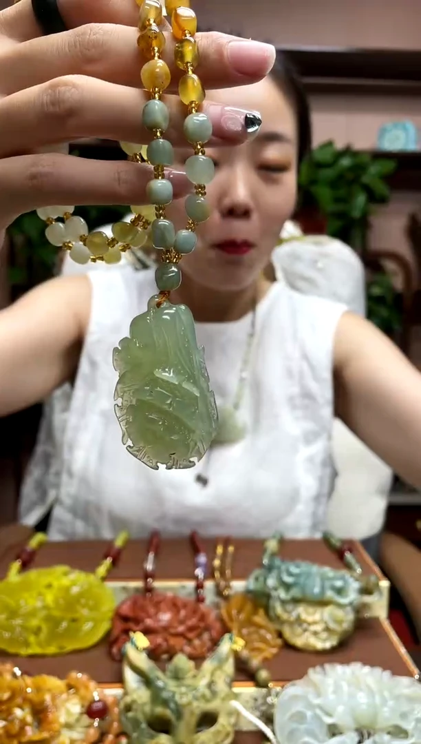 岫玉未镶嵌吊坠·