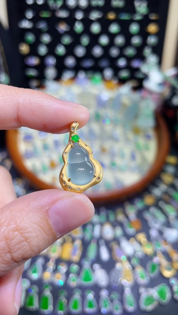 颈饰18K金镶嵌翡翠玻璃胶葫芦吊坠