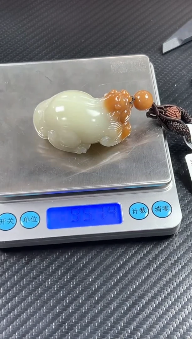 吊坠(赠链)未镶嵌和田玉若羌微色差