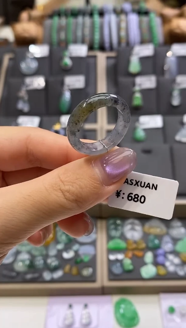 颈饰未镶嵌翡翠戒圈