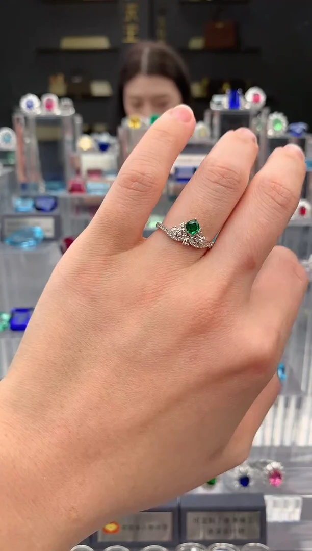 【闪购商品】祖母绿戒指18K金镶嵌30分祖母绿戒指