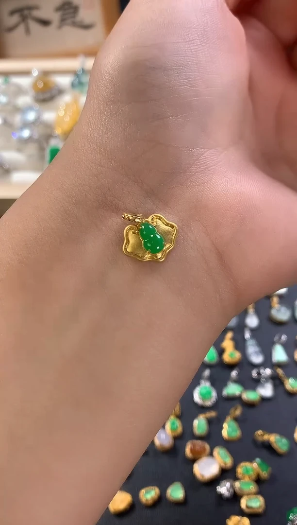 颈饰18K金镶嵌翡翠绿葫芦