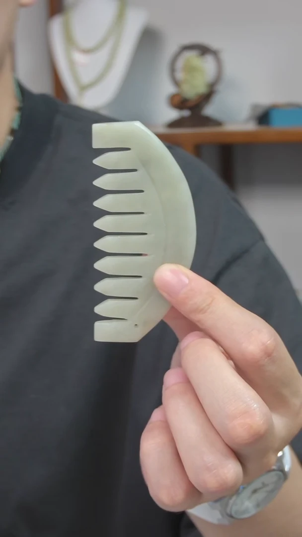 岫玉未镶嵌手把梳子