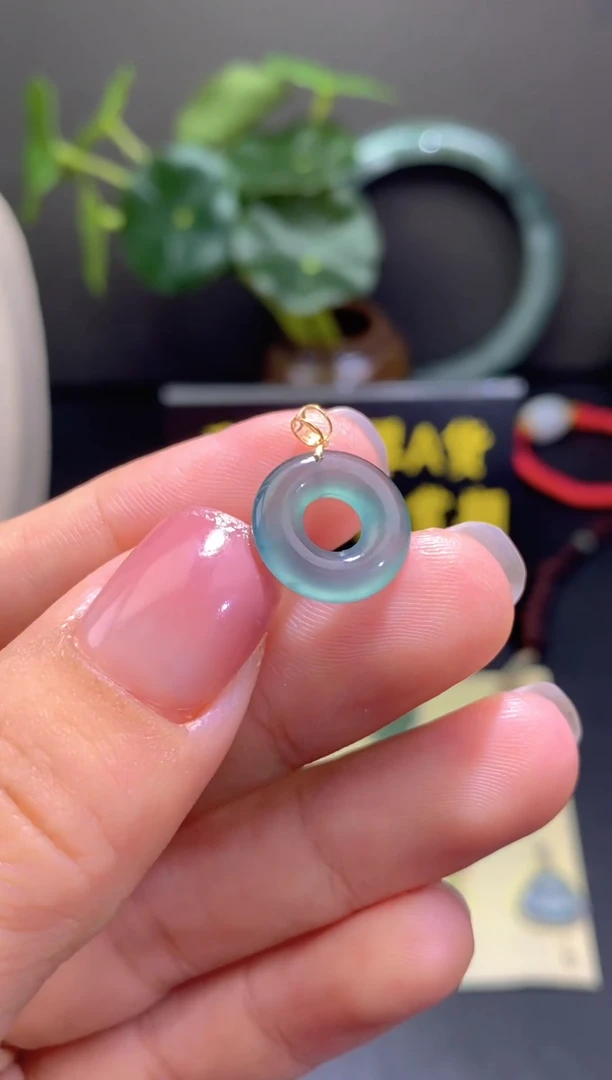 翡翠18K金镶嵌颈饰翡翠吊坠