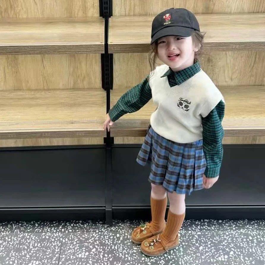 小思家女童2025秋季新款韩版学院风格子衬衫针织背心百褶裙套装