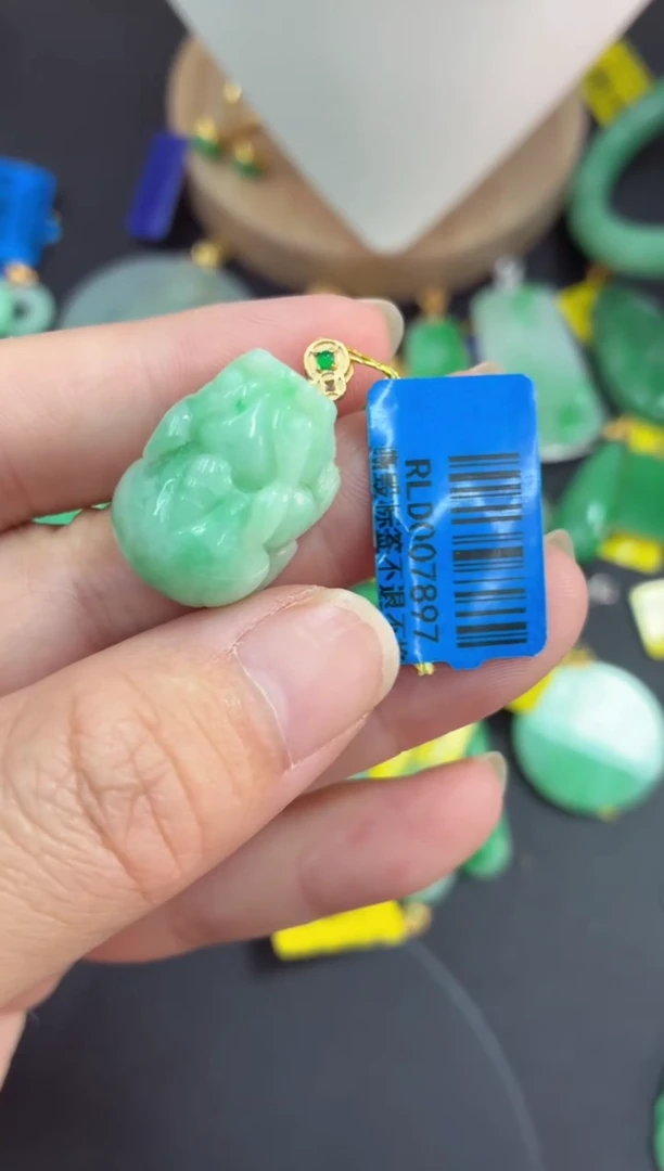 吊坠(不含链)未镶嵌翡翠挂件