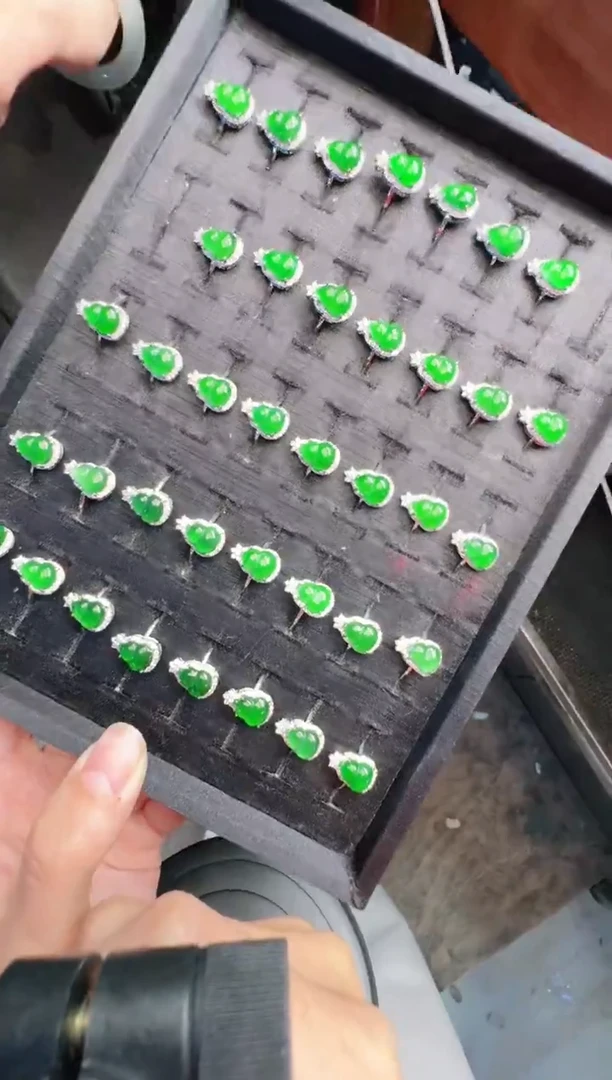 未镶嵌定制翡翠A货有轻微色差属于正常现象，戒指多样性发货1