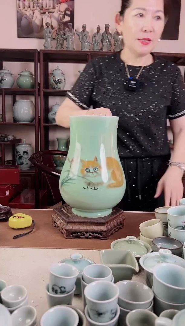 釉中彩猫画 福桶瓶B