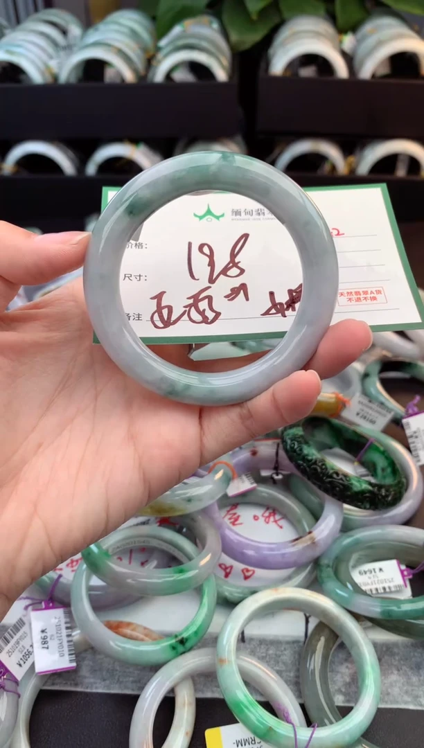 未镶嵌定制翡翠毛货需精细抛光+多人