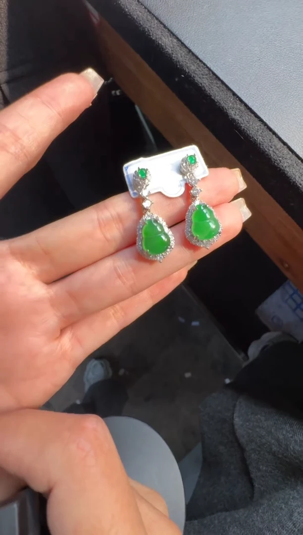 未镶嵌定制翡翠翡翠A货有轻微色差属于正常现象，耳钉多样性发货1