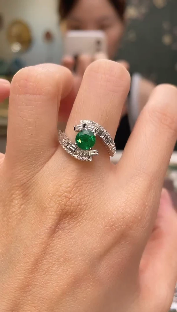 18K金镶嵌戒指祖母绿阿富汗沃顿主石：0.97ct