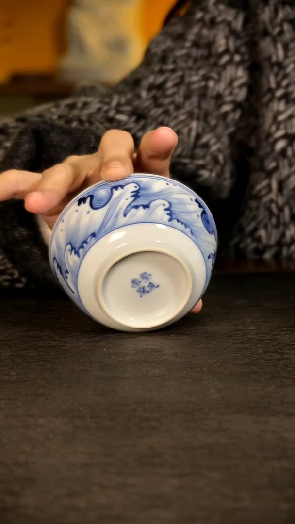 繁色柴窑青花海水纹主人杯