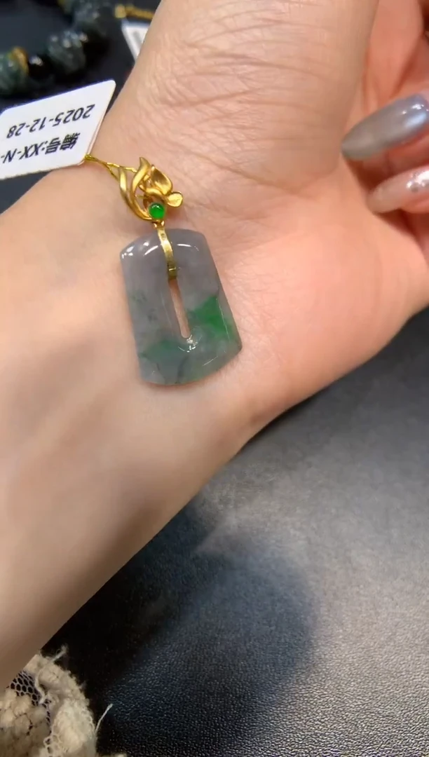 颈饰18K金镶嵌翡翠方扣