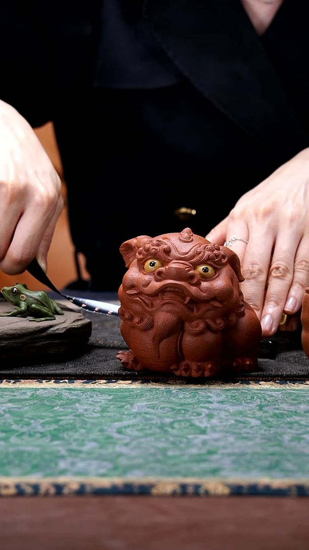 郑裕忠《朱泥狮狮如意》