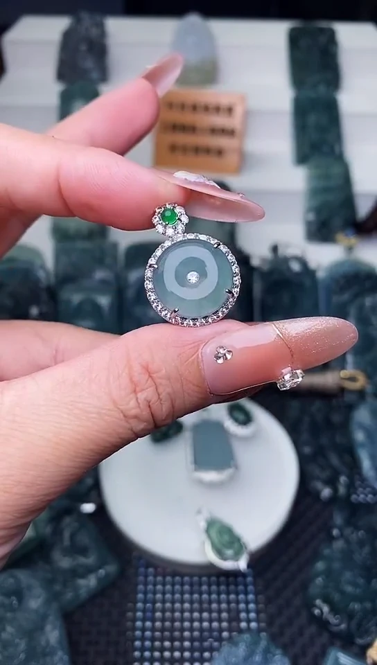 颈饰未镶嵌翡翠