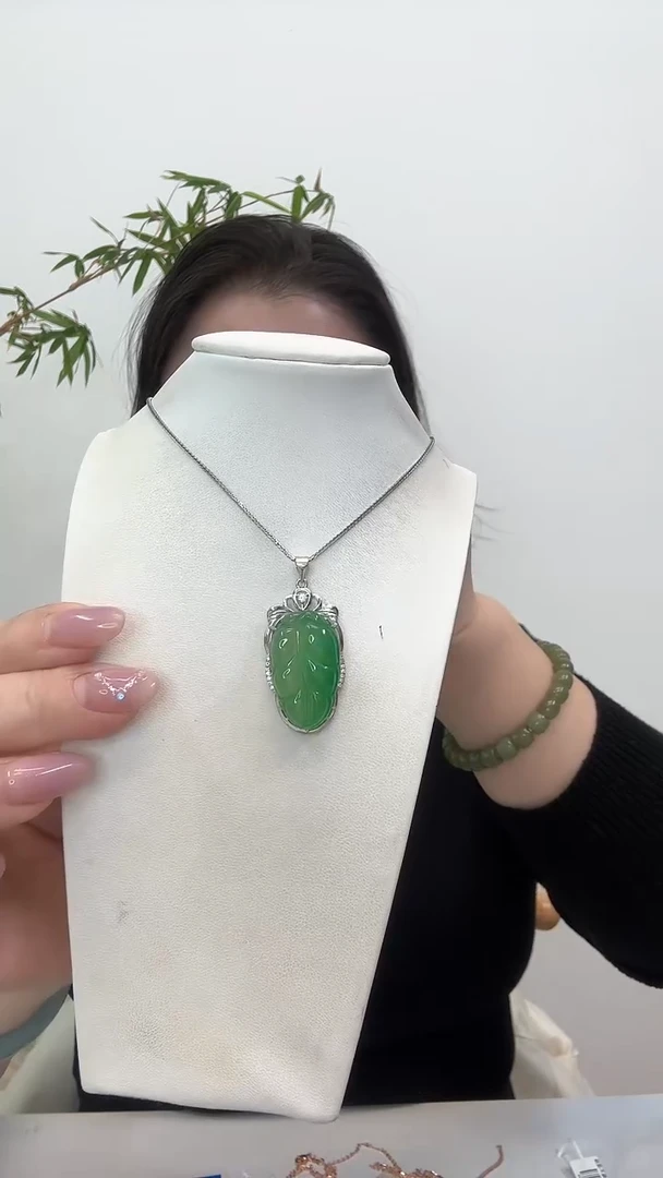 【闪购商品】玛瑙/玉髓吊坠(赠链)银S925镶嵌绿叶子