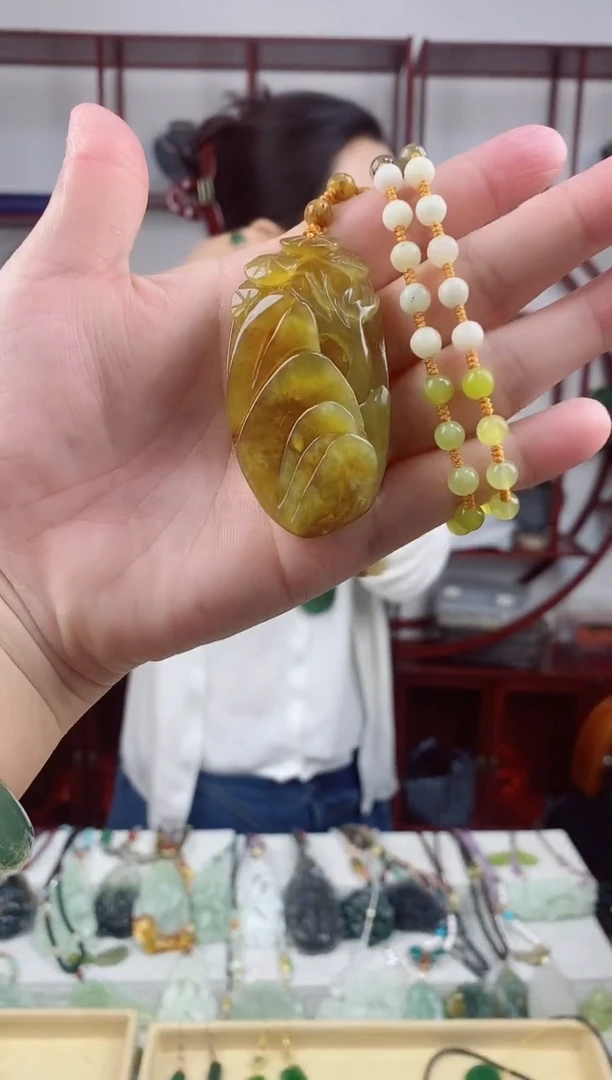 未镶嵌岫玉颈饰1
