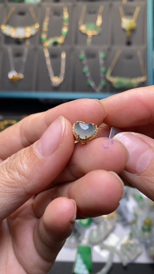 颈饰18K金镶嵌翡翠净货 35842