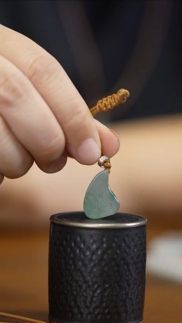 石英质玉（非洲翠）未镶嵌颈饰红桃粿吊坠