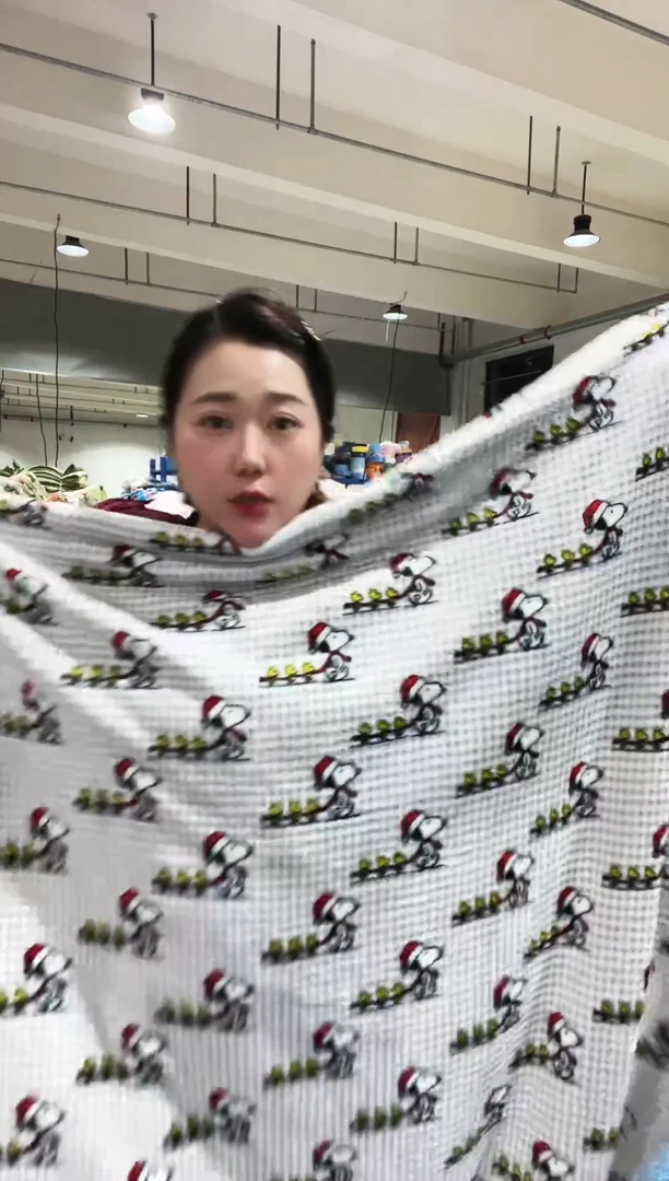 混纺主播手上展示的产品