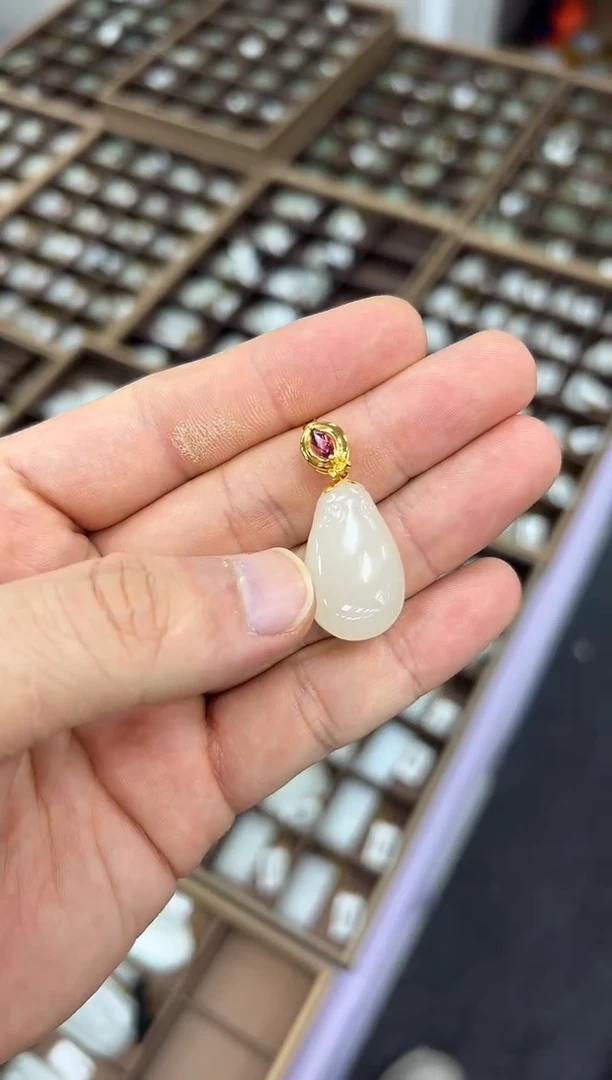 颈饰18K金镶嵌和田玉水滴