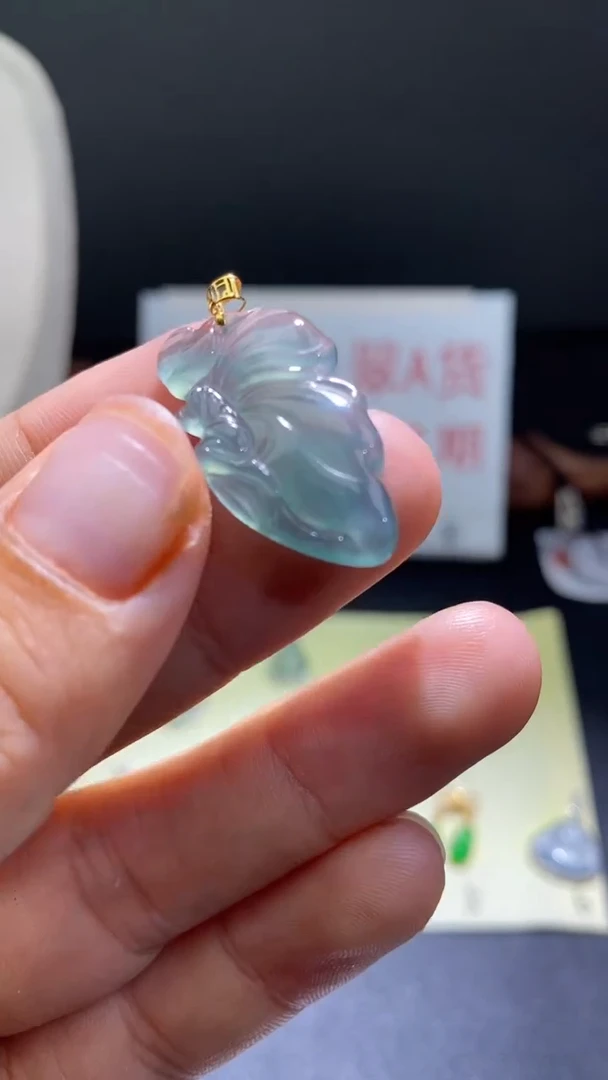 翡翠18K金镶嵌颈饰翡翠吊坠