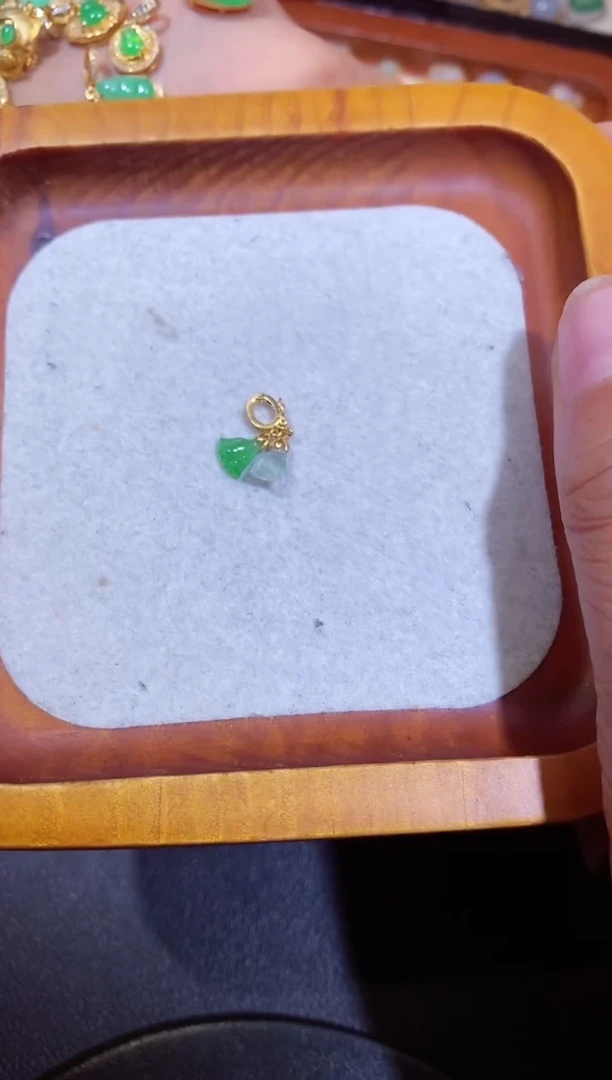 翡翠18K金镶嵌吊坠(不含链)村****芳11111111