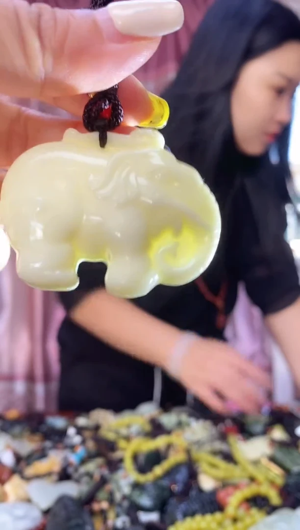 未镶嵌岫玉吊坠