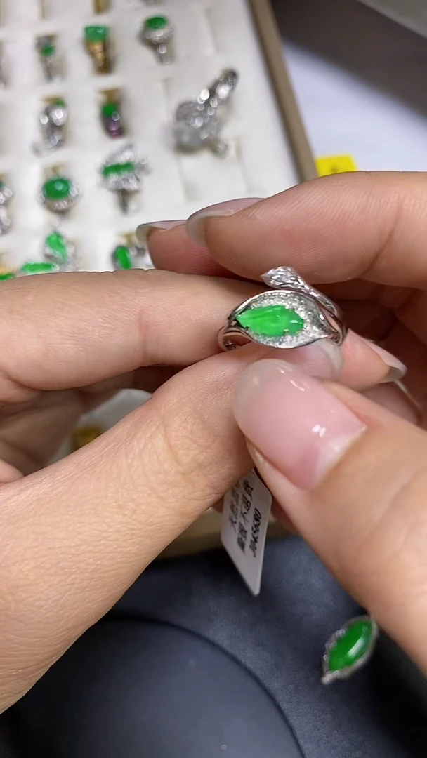 翡翠戒指18K金镶嵌翡翠 戒指 18K金镶嵌