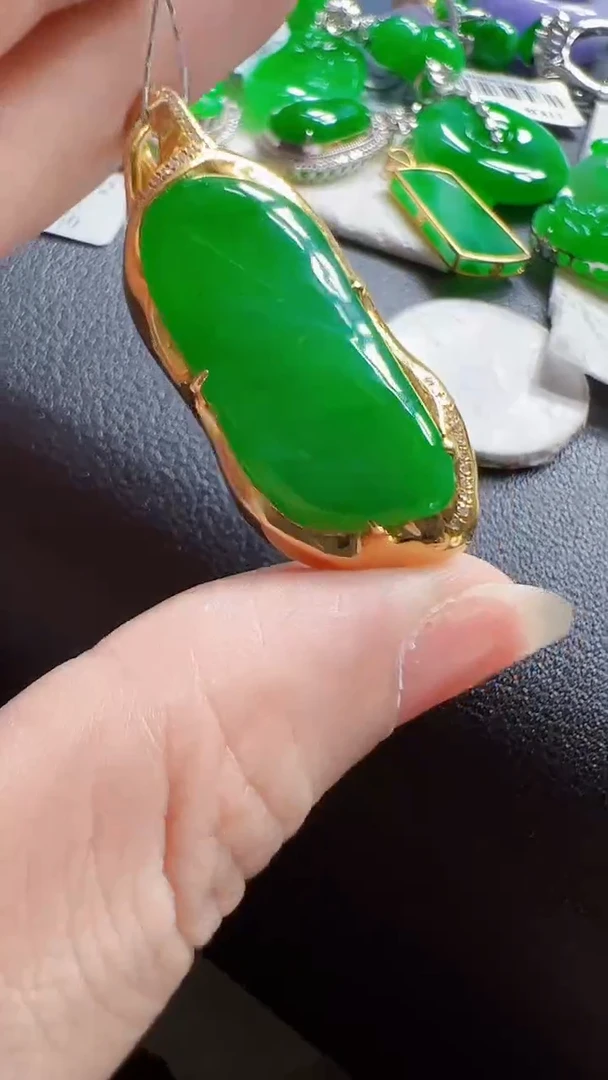 颈饰18K金镶嵌翡翠随型