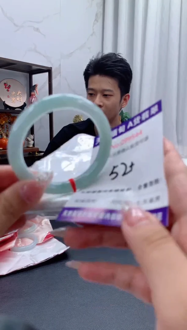 未镶嵌手镯翡翠有纹，完美者勿拍