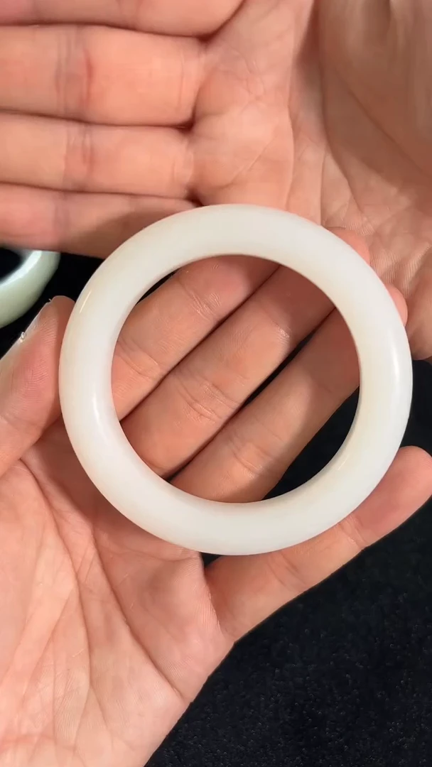 和田玉手镯未镶嵌新疆和田玉微色差手镯56+