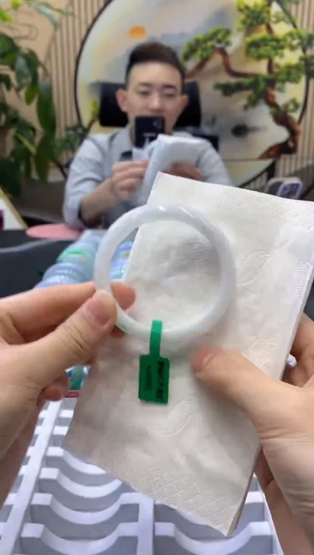 翡翠手镯未镶嵌9689