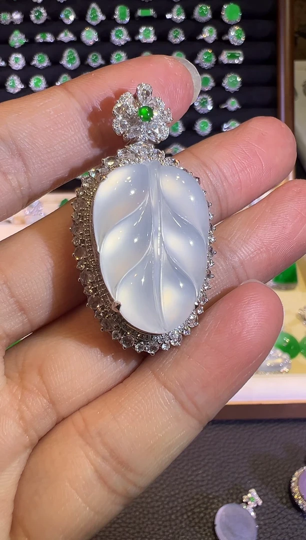 【闪购商品】翡翠吊坠(赠链)18K金镶嵌玻璃种茅台白树叶
