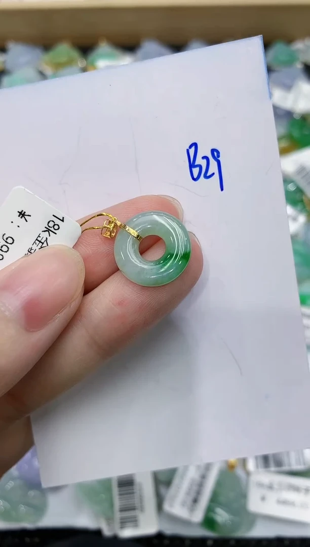 翡翠18K金镶嵌颈饰111111111