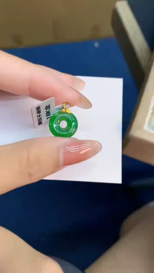 翡翠18K金镶嵌颈饰           1