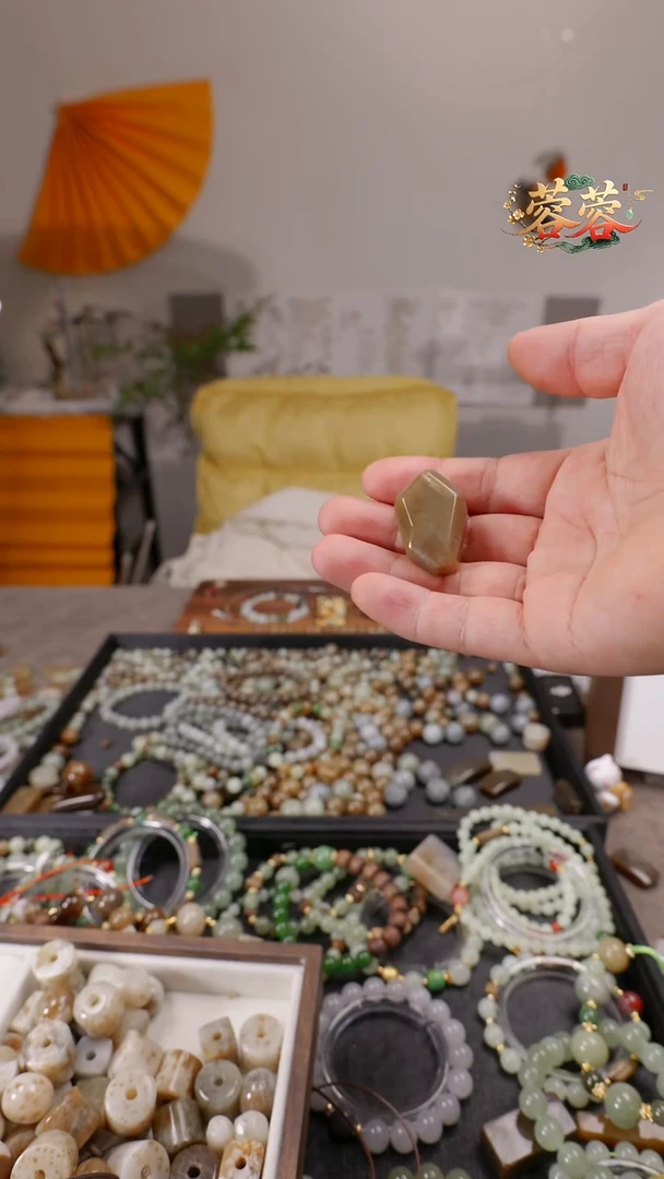 颈饰未镶嵌和田玉（糖玉）小吊坠