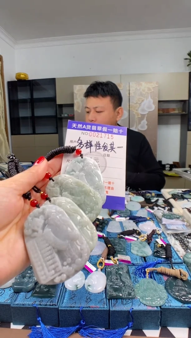 颈饰未镶嵌翡翠 多样性发其一