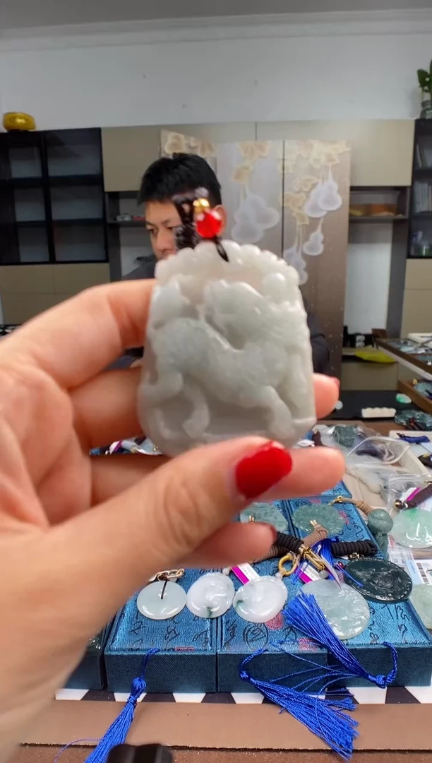 颈饰未镶嵌翡翠  多样性发其一