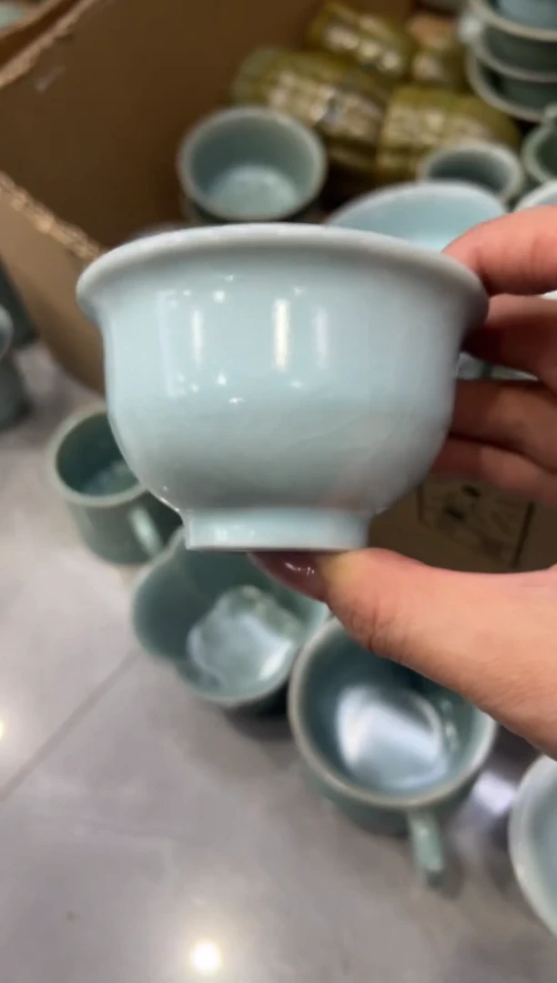 杯仿古月白压手杯大瑕