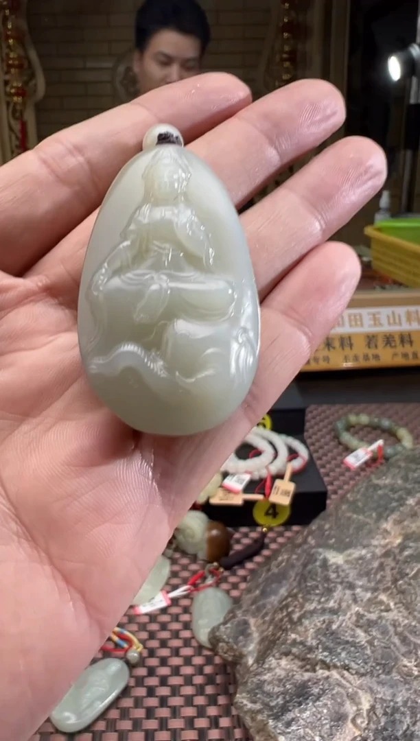 吊坠(赠链)未镶嵌和田玉鸿*且末料青白玉吊坠