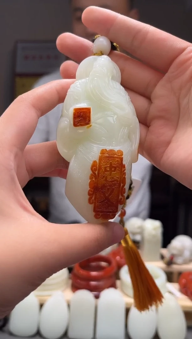 颈饰未镶嵌和田玉吊坠