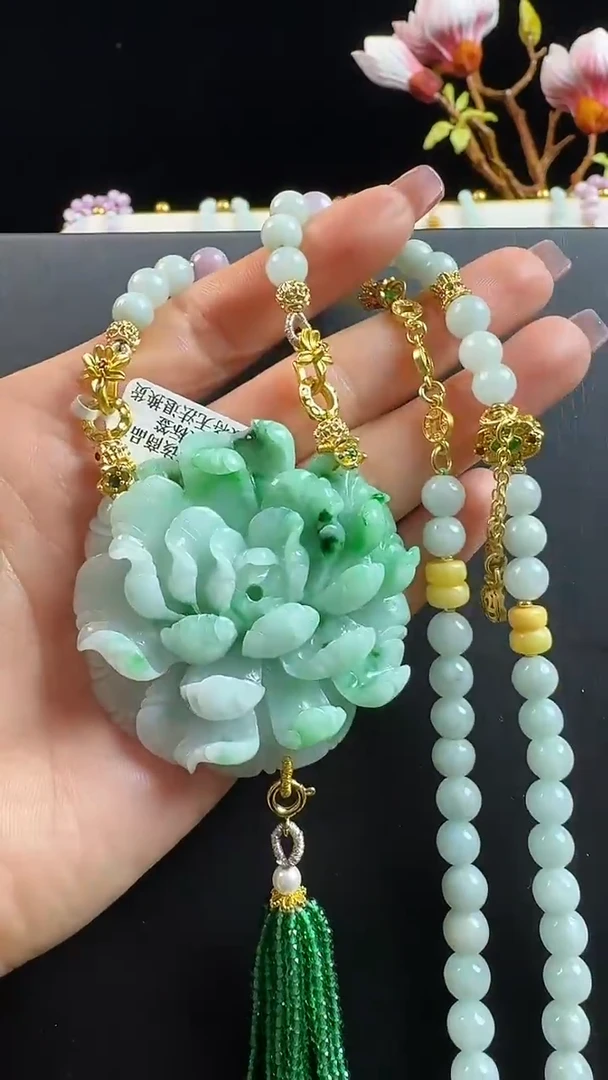 颈饰未镶嵌翡翠花牌