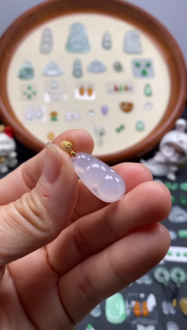 颈饰18K金镶嵌翡翠豆子/芬