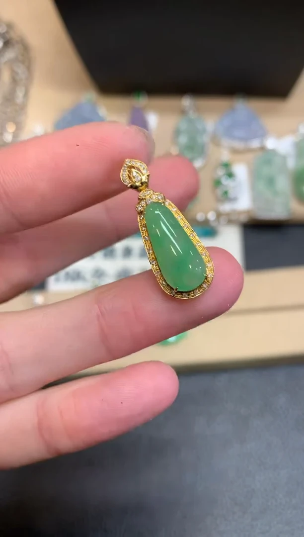【闪购商品】翡翠颈饰18K金镶嵌福瓜【无服务费】