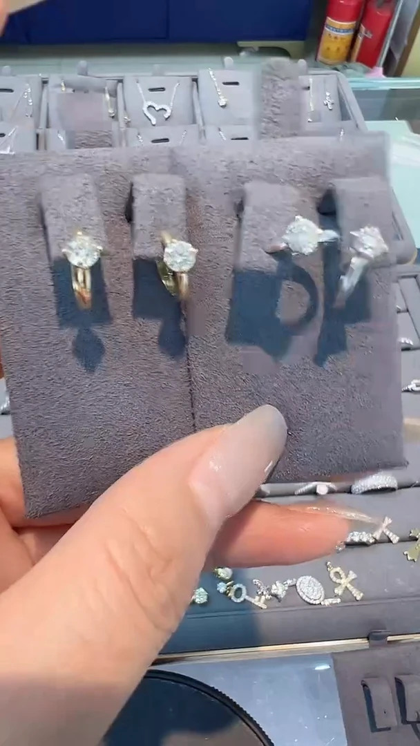 耳钉18K金镶嵌钻石耳圈多样性发一