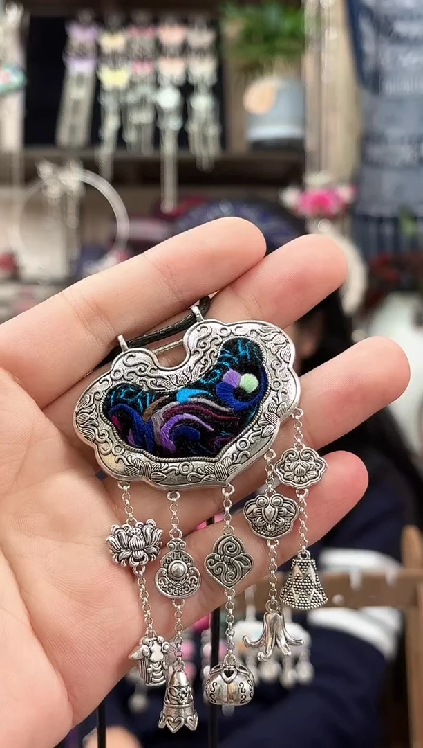 织绣民族风非遗老绣饰品604