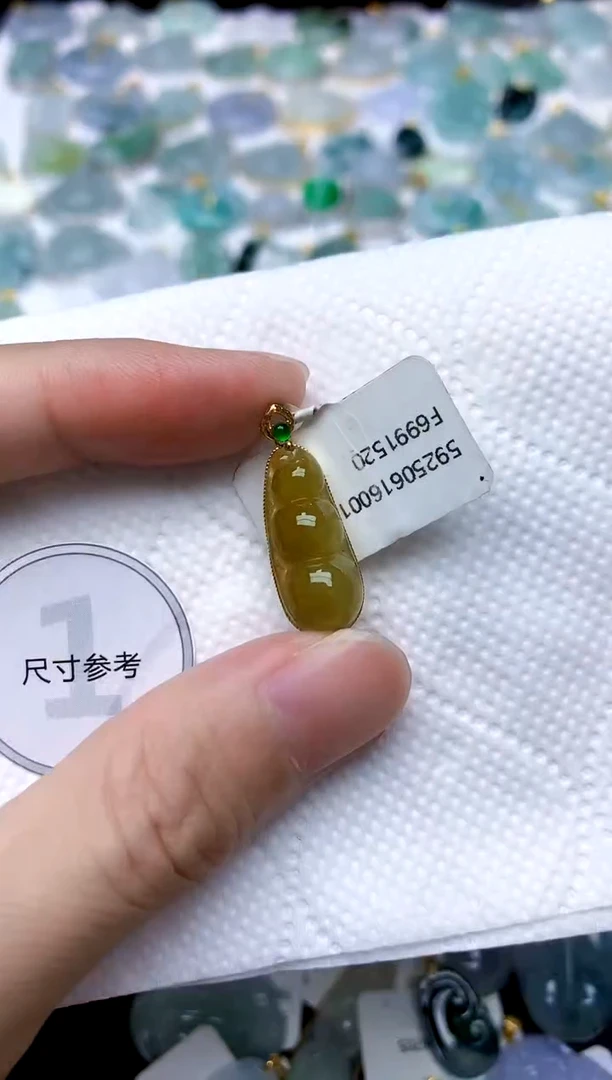 颈饰18K金镶嵌翡翠天然A货翡翠